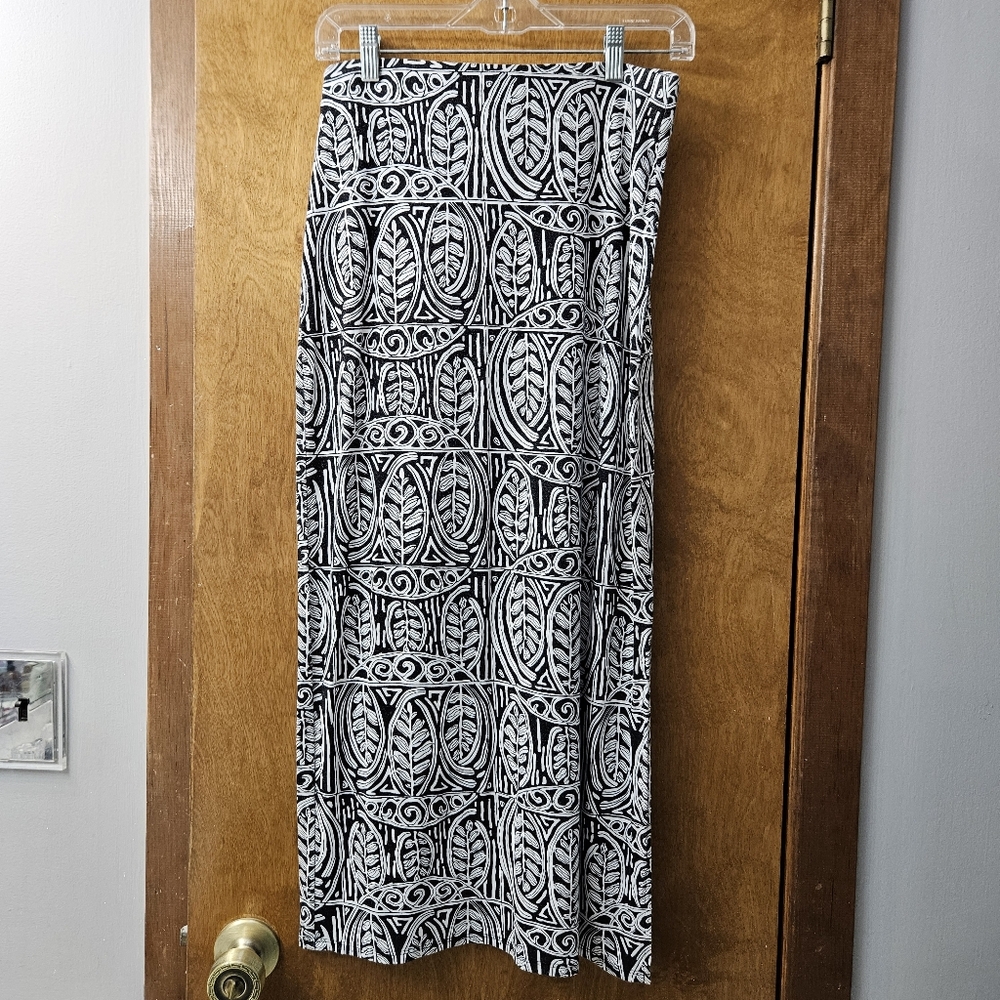 LOFT Petite Black and White Leaf Patterned Maxi Skirt